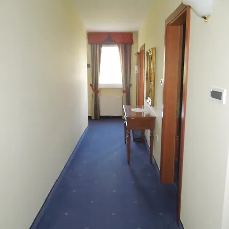 Отель Alexander Мерано